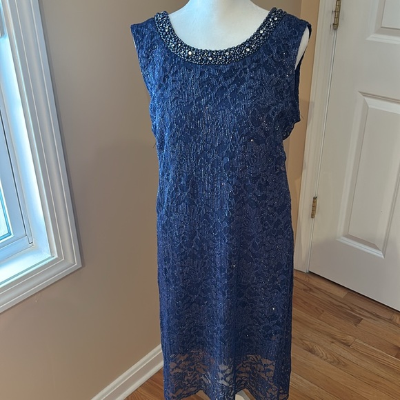 Woman’s dress - Picture 2 of 6